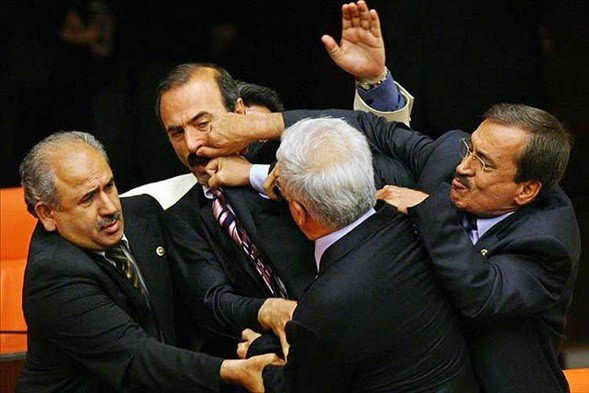sadece-bizde-yasanmiyor-meclis-kavga-1153347.jpg